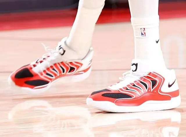 独木难支！杜兰特穿着长岛路德高中配色KD18，空砍31分5抢断